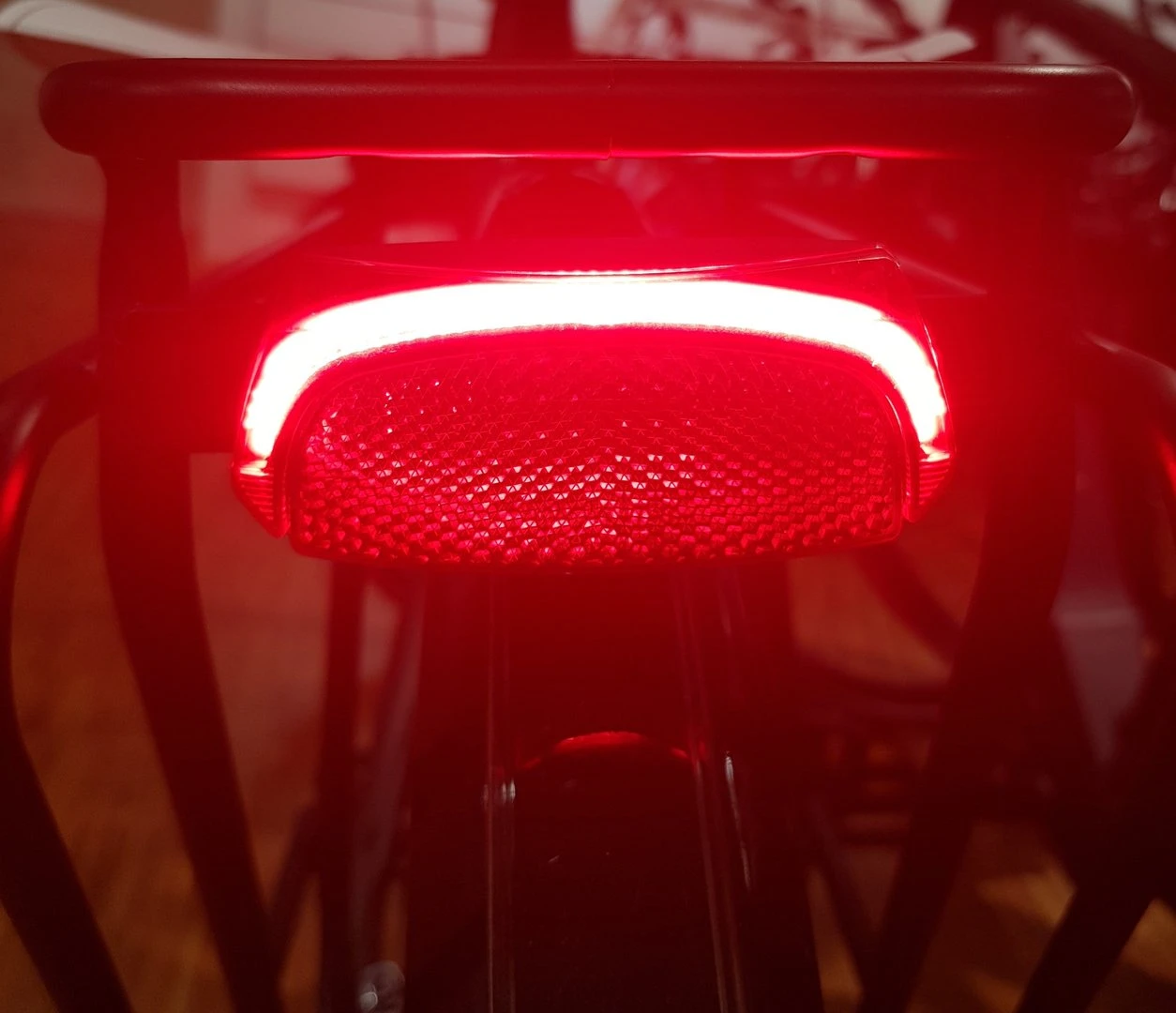 Fuxon Gepäckträgerrücklicht R-232-EB Mit Standlicht 50mm Schraubenabstand 6-12V Gleichspannung 2 Fuxon Gepäckträgerrücklicht R-232-EB Mit Standlicht 50mm Schraubenabstand 6-12V Gleichspannung – Bild 2